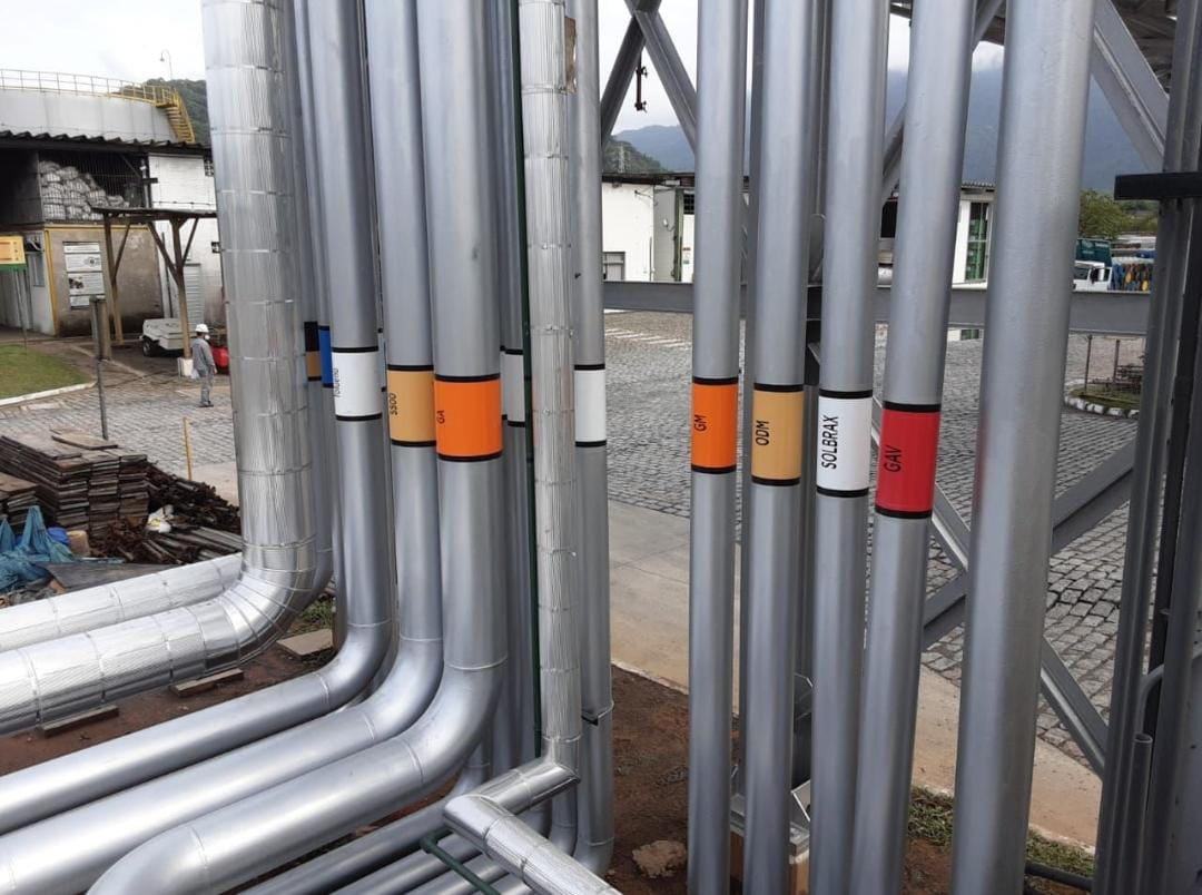 Equipe executando projeto industrial e adequação normativa